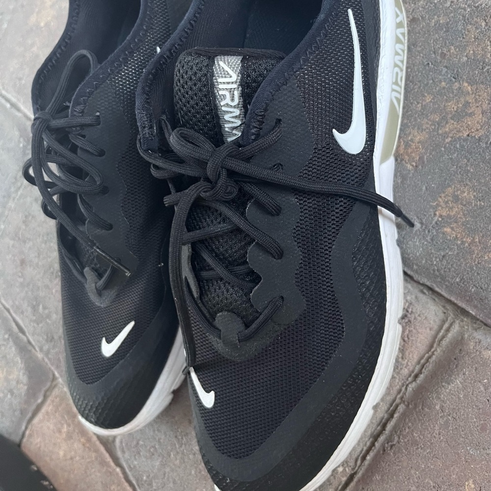 Nike Air Max Sequent Size 9 Women (Black/White)